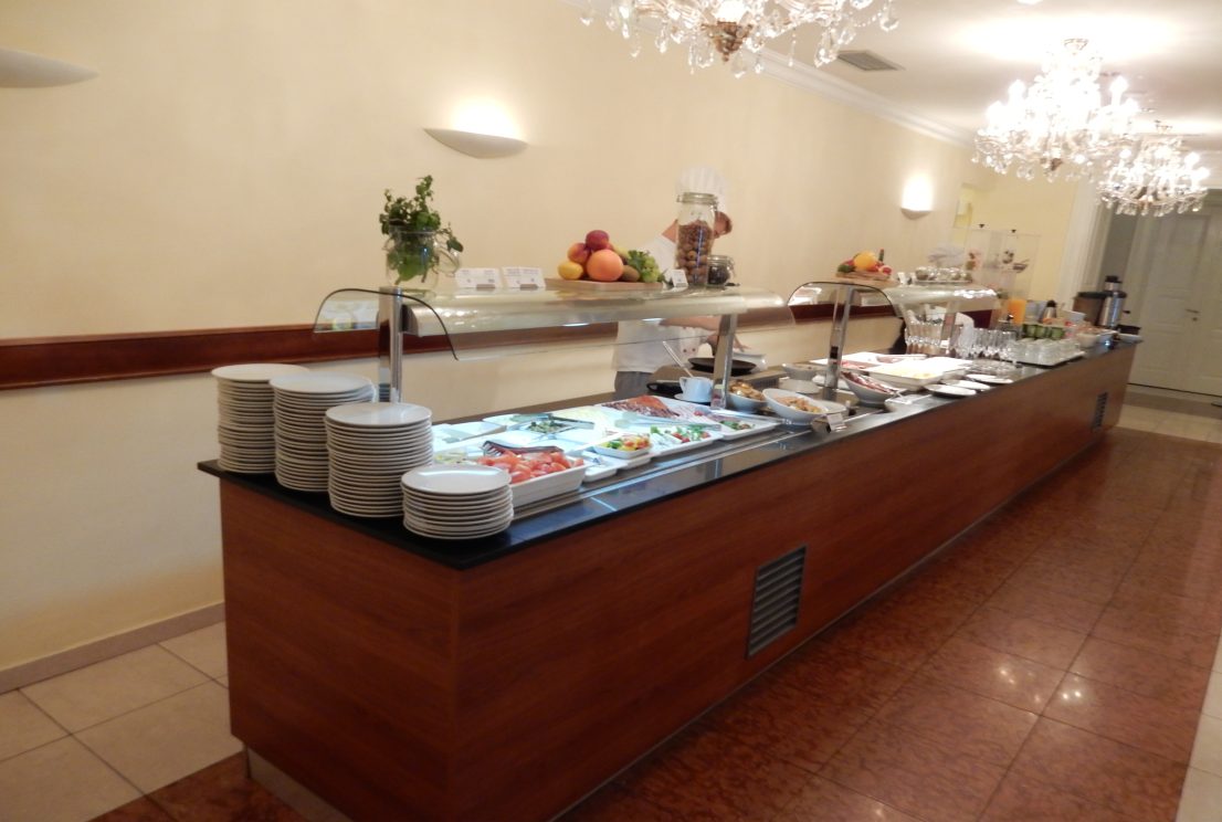 Buffet self service stol za hotel Mod Bristol b