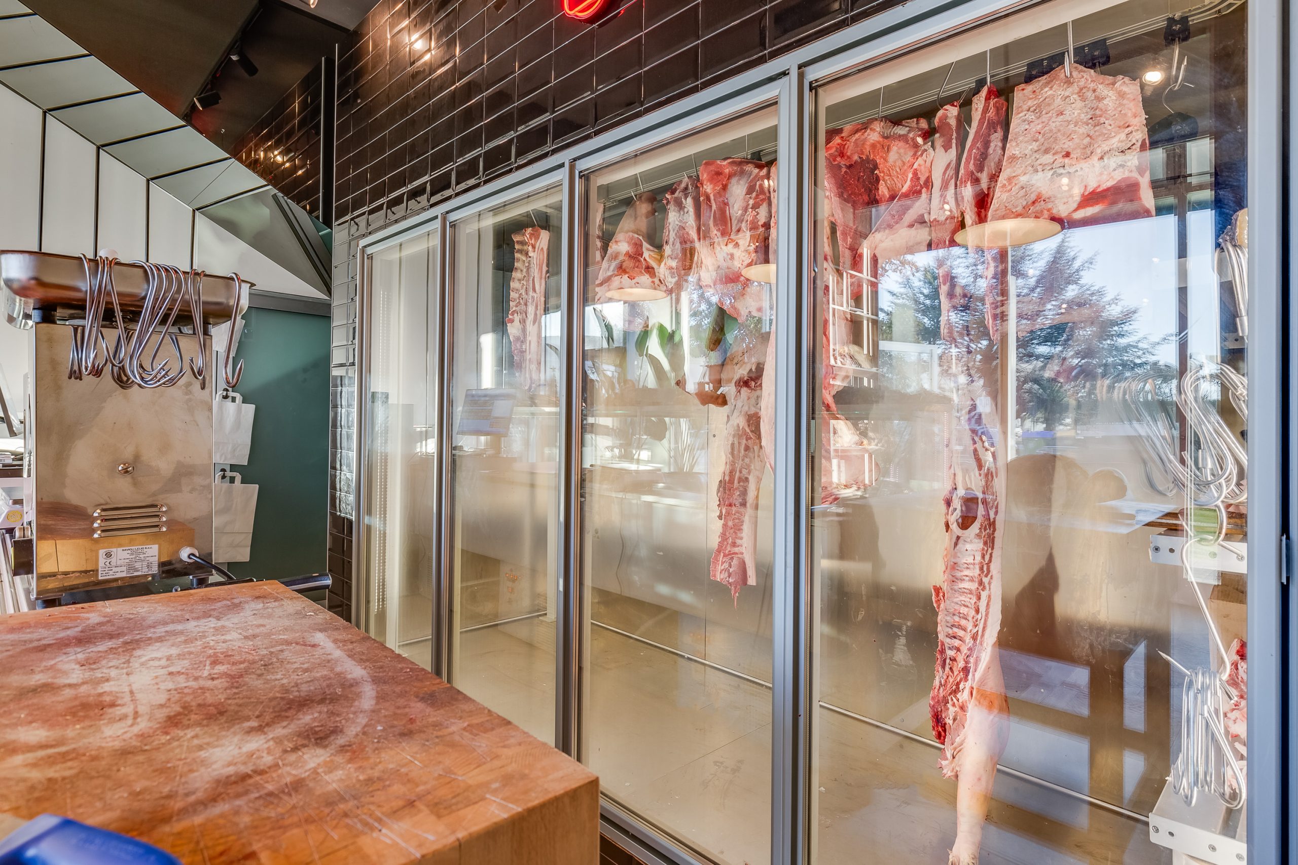 Rashladne komore sa staklenim vratima za izlaganje i prodaju mesa s glajzom (transporterom) 2