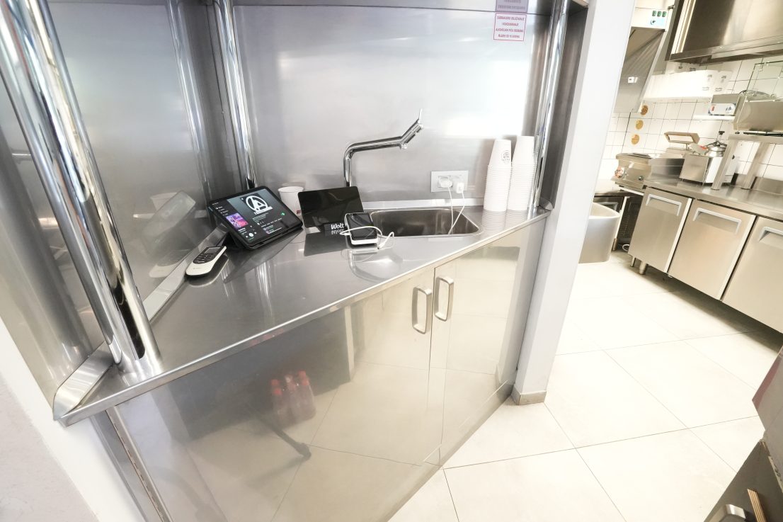 Oprema projektiranje poslovinih prostora dizajn interijera neutralni pult za Fast Food na mjeru Zagreb 6