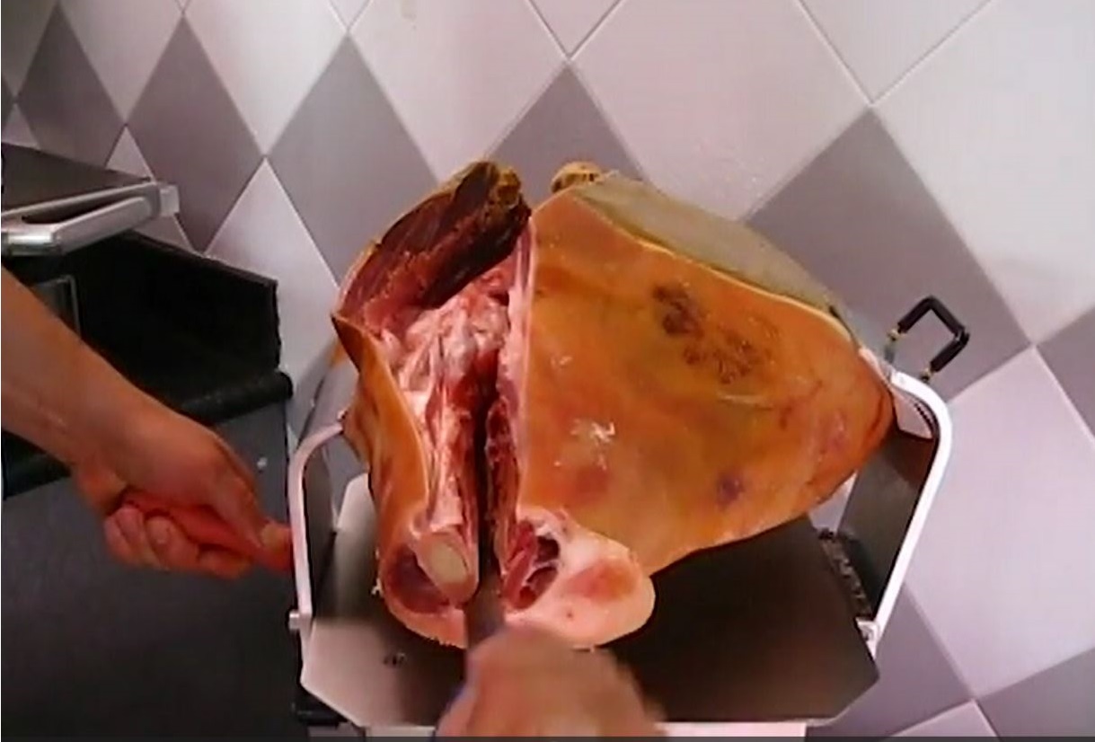 Stroj za otkoštavanje pršuta; uređaj za horizontalno i vertikalno skidanje kosti pršuta 1