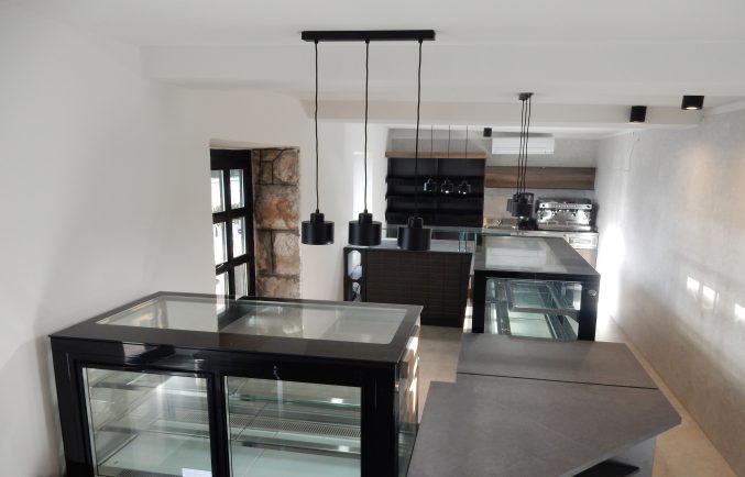 Pekarske moderne talijanske izložbene vitrine, pekarske metalne i drvene stalaže, police za prodaju kruha i peciva Rijeka E